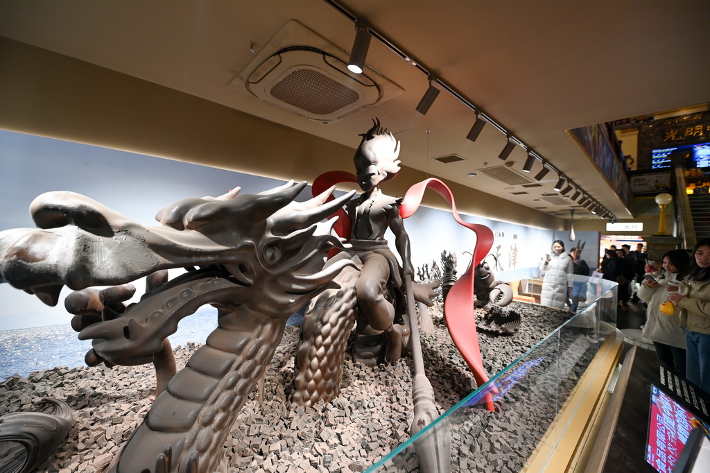 12月28日,游客在天津巧克力博物馆参观游览。