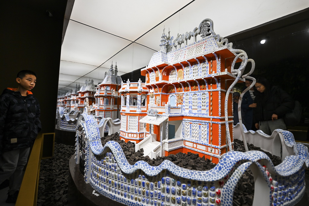 12月28日,游客在天津巧克力博物馆参观游览。