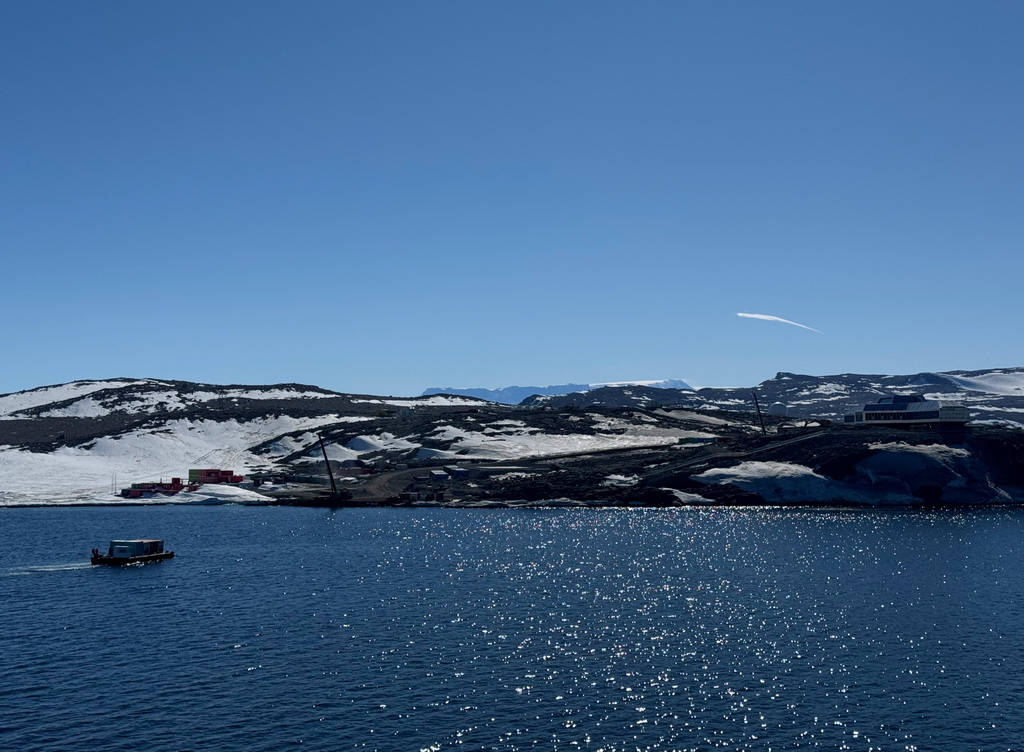 12月29日,装载好物资的驳船从“雪龙”号驶向秦岭站。