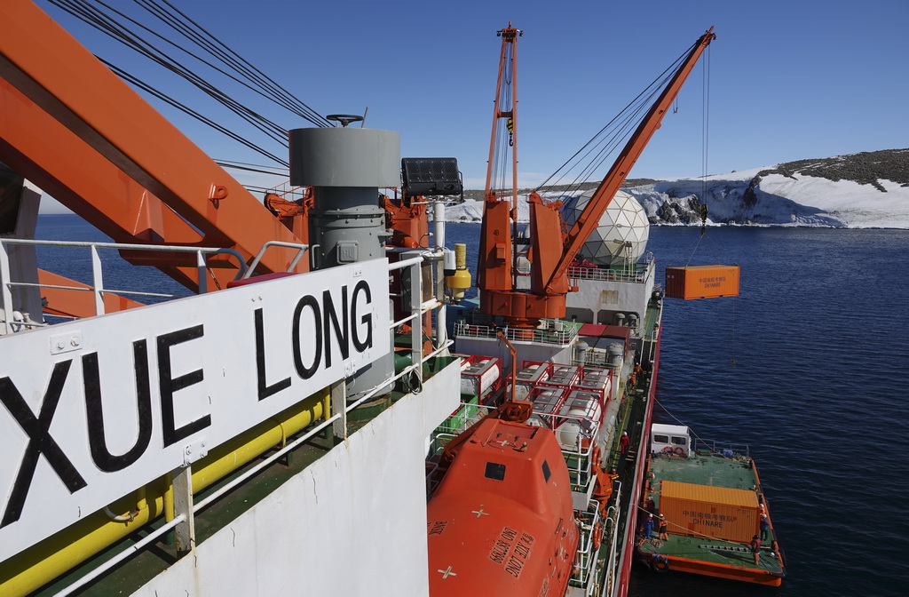 12月29日，“雪龙”号极地科考破冰船在秦岭站海域开展驳船卸货作业。