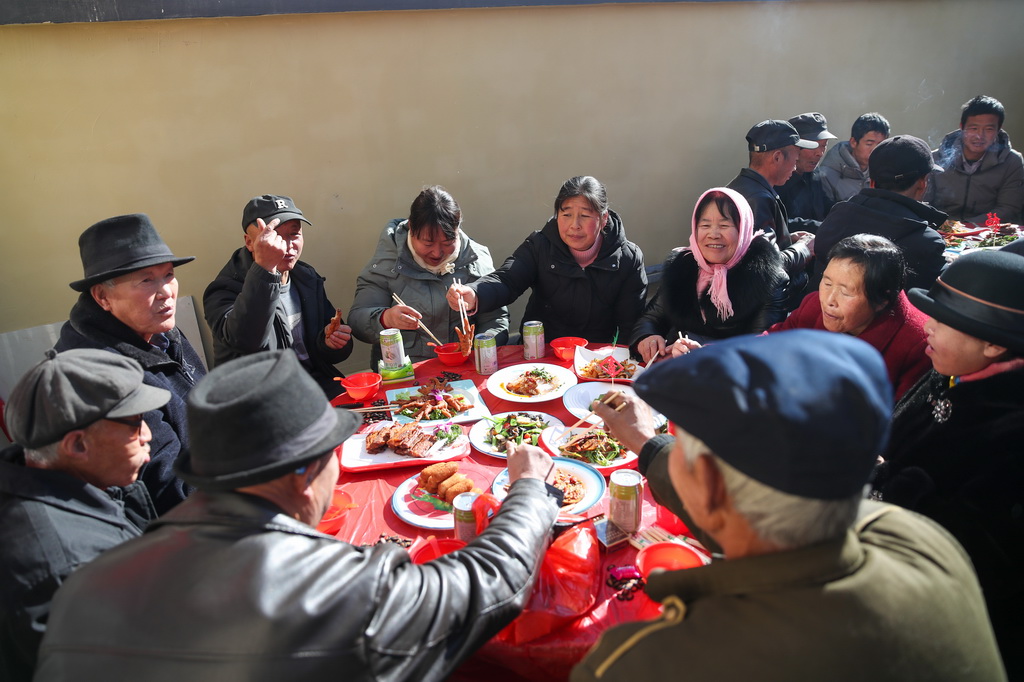 12月29日，村民在榆中县马坡乡马莲滩村集中安置点参加一场乔迁宴。