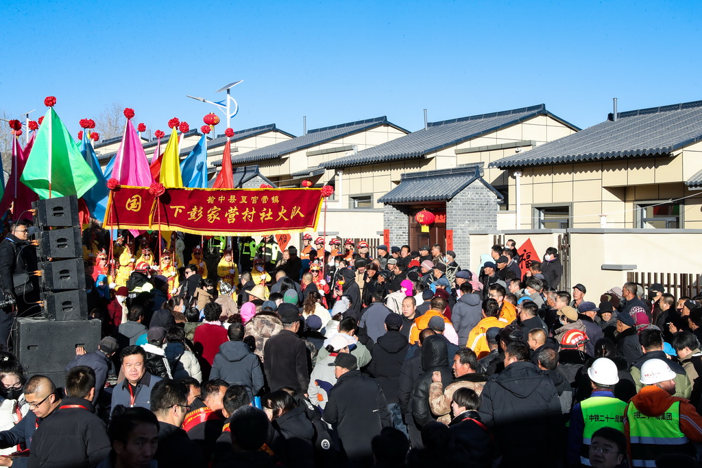 12月29日，社火队伍在榆中县马坡乡马莲滩村灾后重建集中搬迁入住活动现场表演。