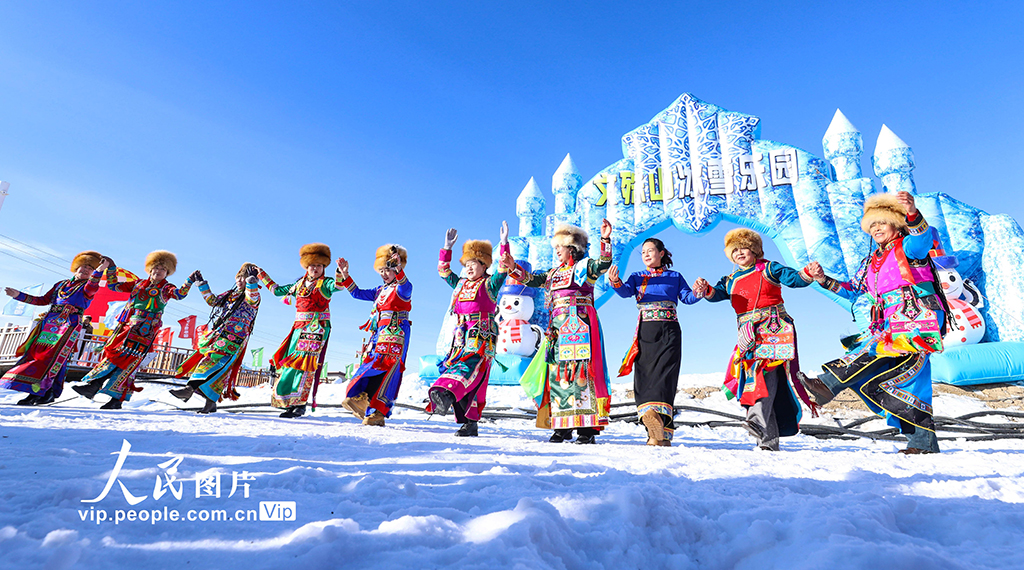 甘肃肃南：冰雪乐园欢声笑语迎新年