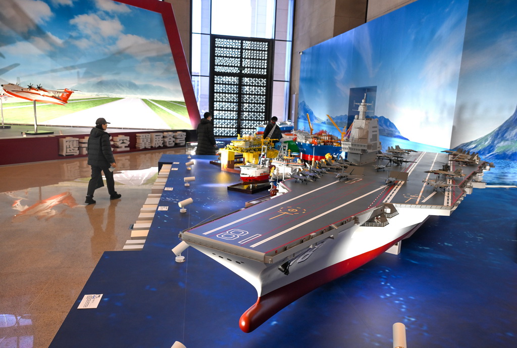 这是在“筑基强国路——中国制造‘十四五’成就展”上展出的福建舰模型(12月29日摄)。