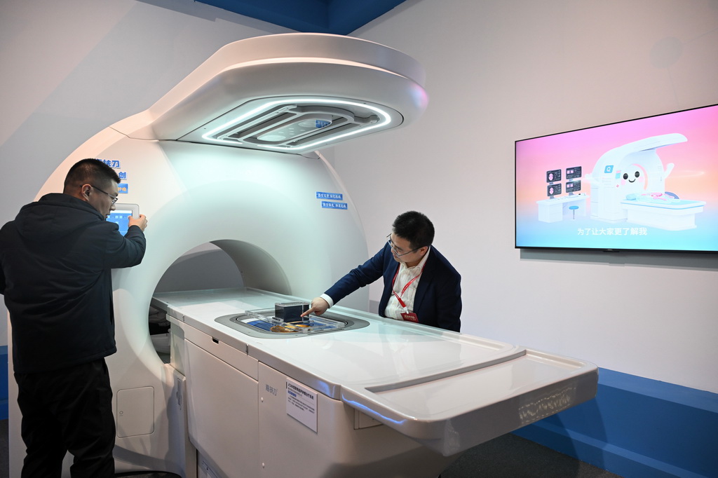 这是在“筑基强国路——中国制造‘十四五’成就展”上展出的JC300型聚焦超声肿瘤治疗系统(12月29日摄)。