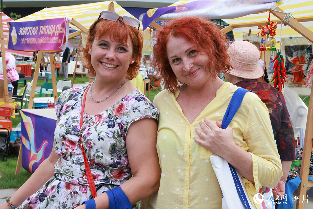 2025年9月12日，外国游客打卡秦皇岛国际传统文化市集。人民网 席彪摄