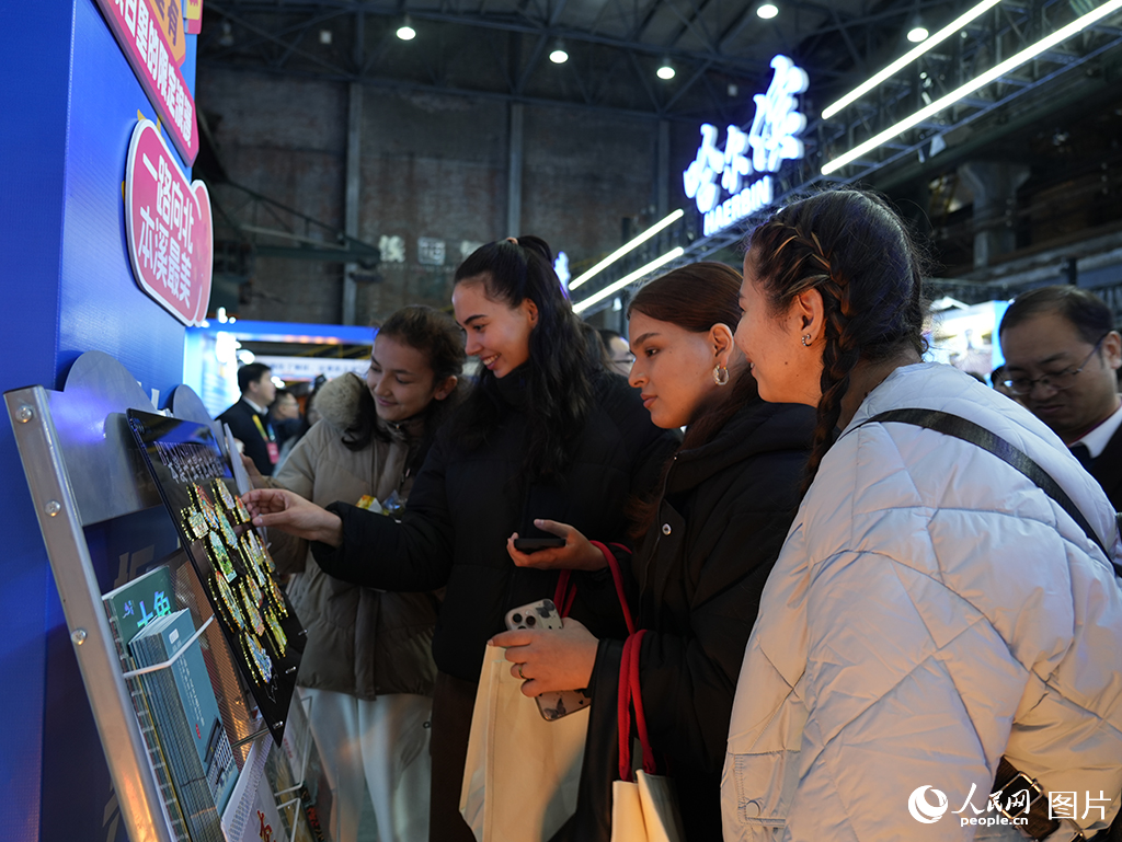 2025年10月26日,在沈阳工业博物馆,外国留学生参加2025东北亚(沈阳)人才交流大会暨“百智百企”沈阳行活动。人民网记者 周颂雪摄