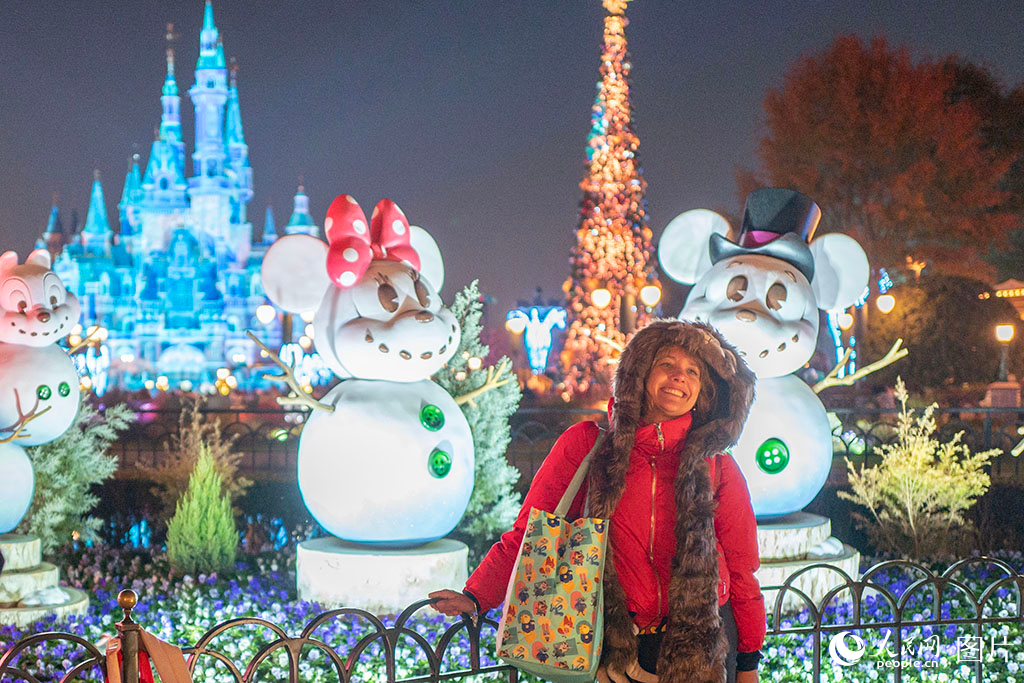2025年12月5日,外国游客在上海迪士尼乐园游览拍照。人民网记者 王初摄