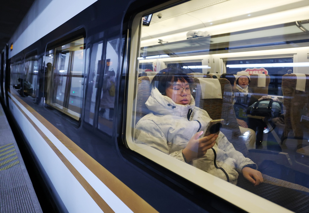 12月30日，乘坐北京通州至唐山G6751次列车的旅客在等待发车。