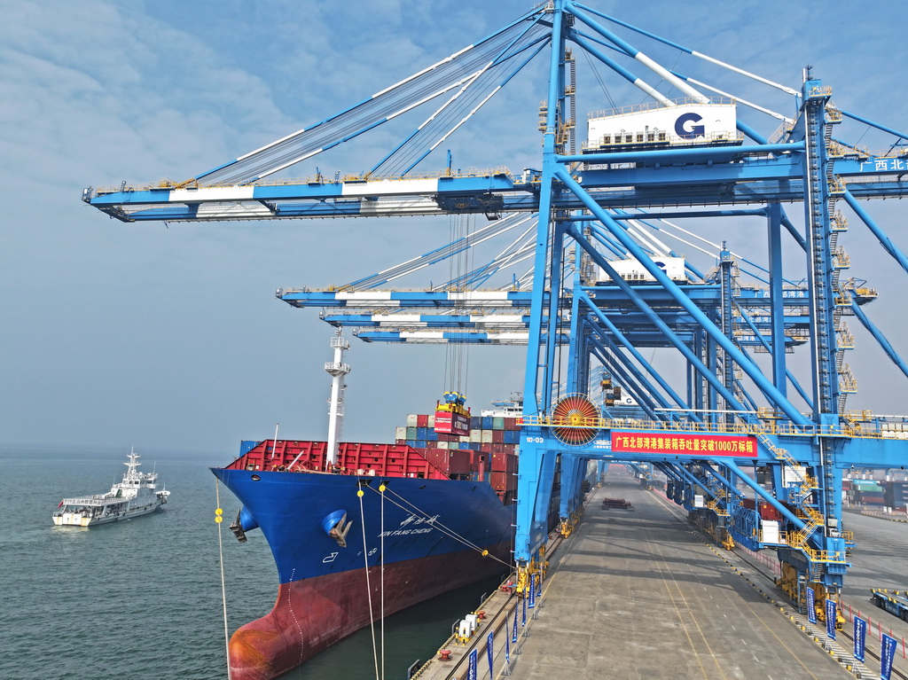 12月30日，广西北部湾港在进行第1000万个标箱吊装（无人机照片）。