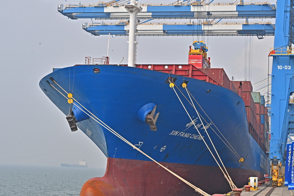 12月30日,广西北部湾港在进行第1000万个标箱吊装(无人机照片)。