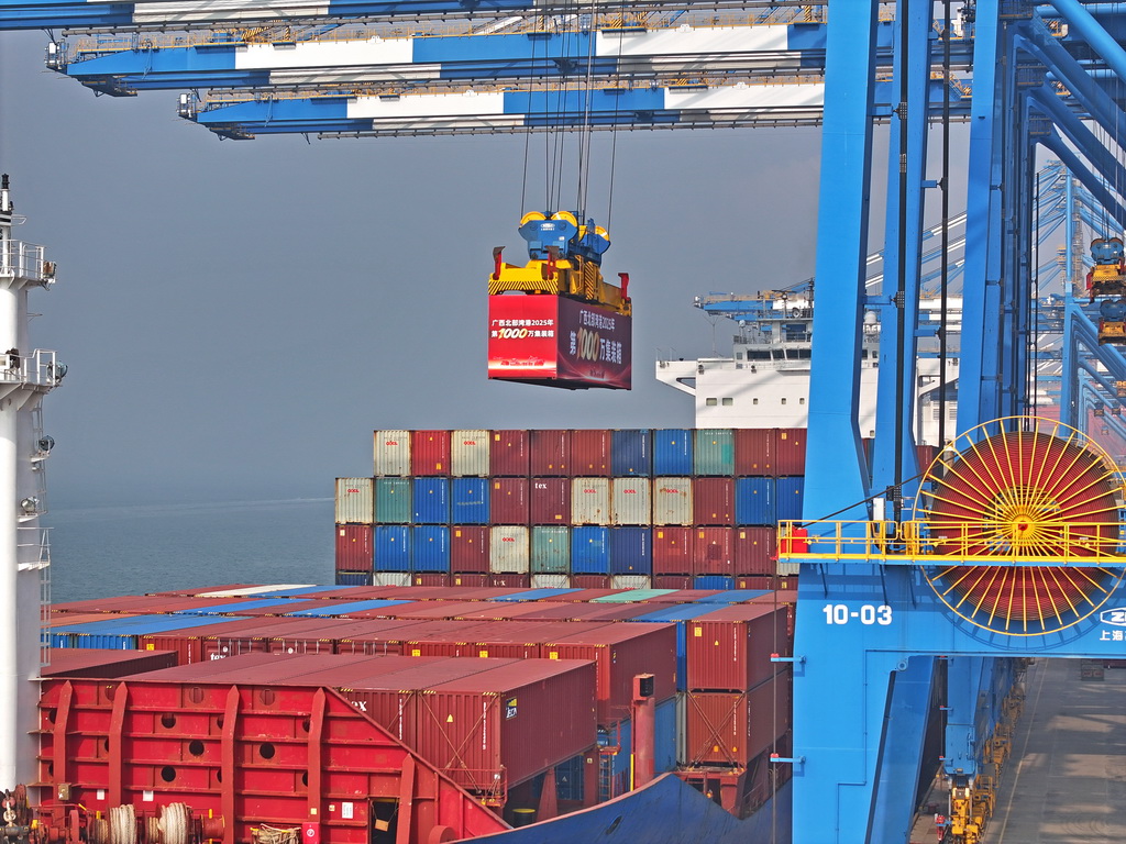 12月30日,广西北部湾港在进行第1000万个标箱吊装(无人机照片)。