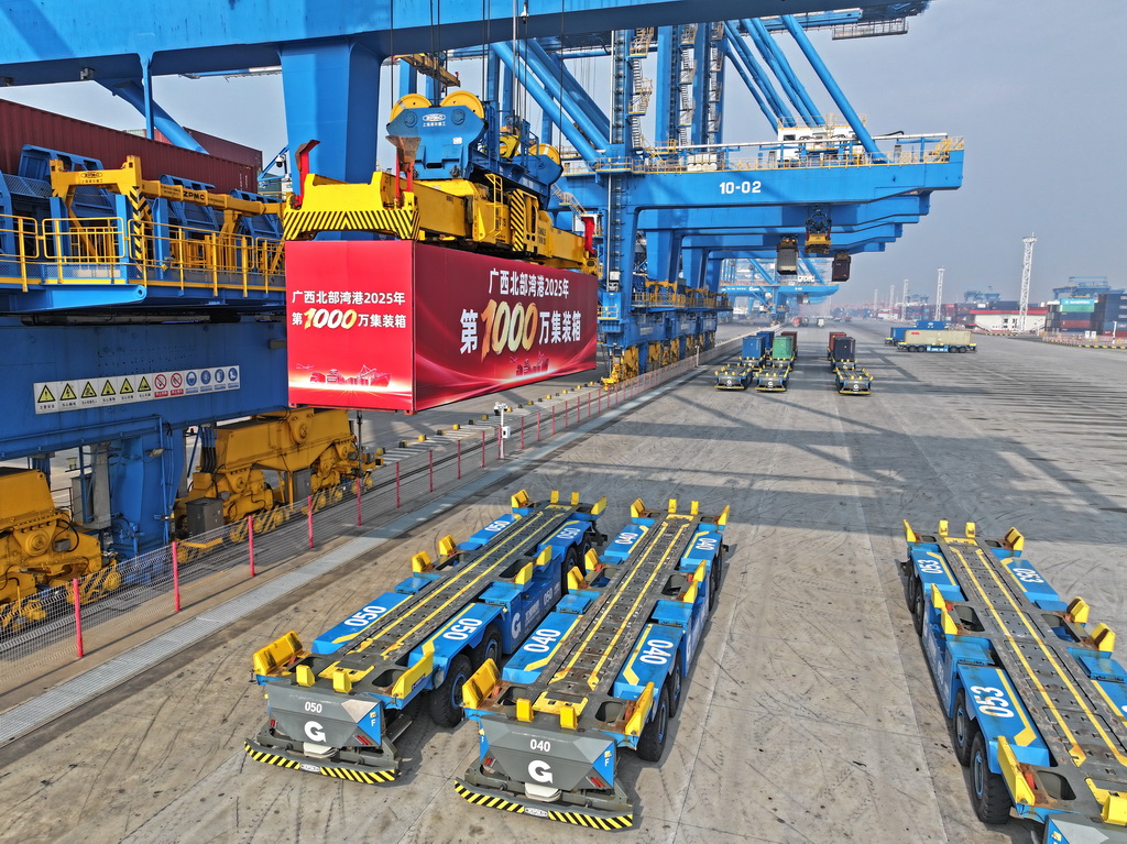 12月30日，广西北部湾港在进行第1000万个标箱吊装（无人机照片）。