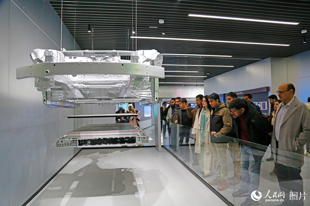 2025年12月16日,“巴基斯坦高等教育高级人才研修班”学员走进天津·迪空间,参观新能源车的车身构造,感知中国智造新脉动。人民网记者 崔新耀摄