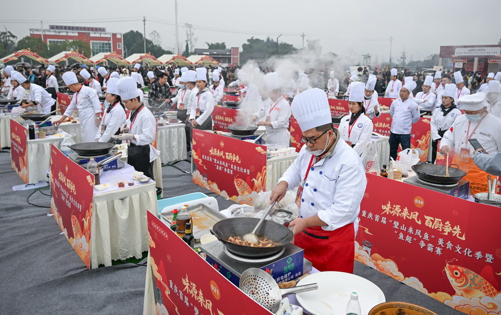 12月30日，参赛选手现场烹制当地特色美食。