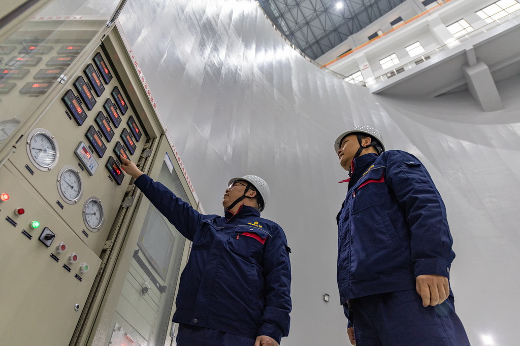 12月30日，工作人员在渝西水资源配置工程金刚沱泵站查看设备运转情况。