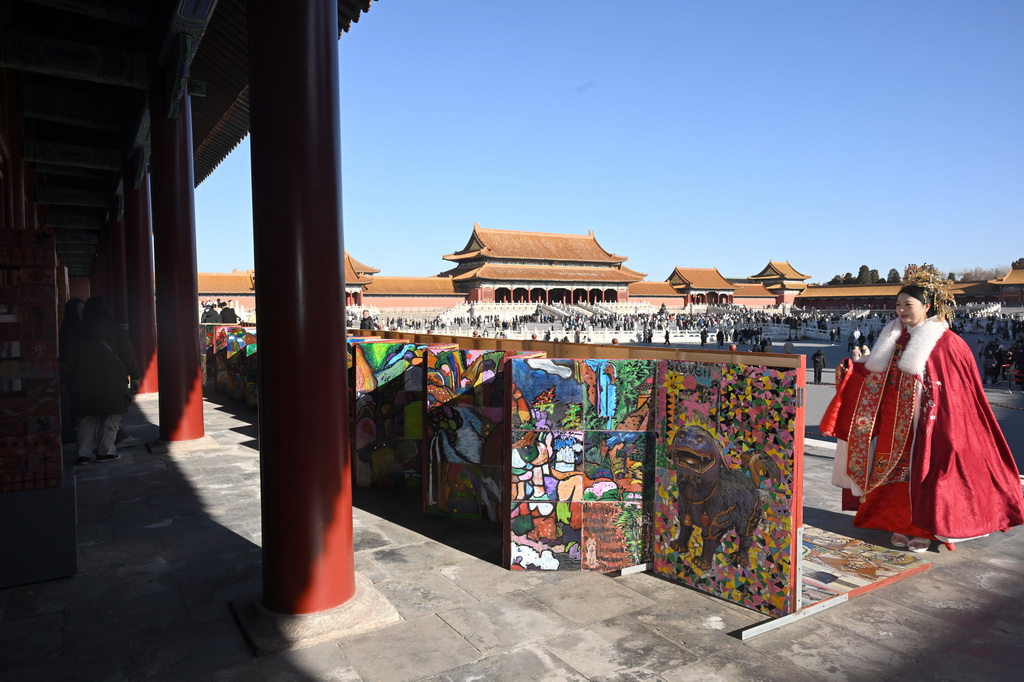 12月30日，观众参观“来！听色彩讲故事”故宫教育体验展。