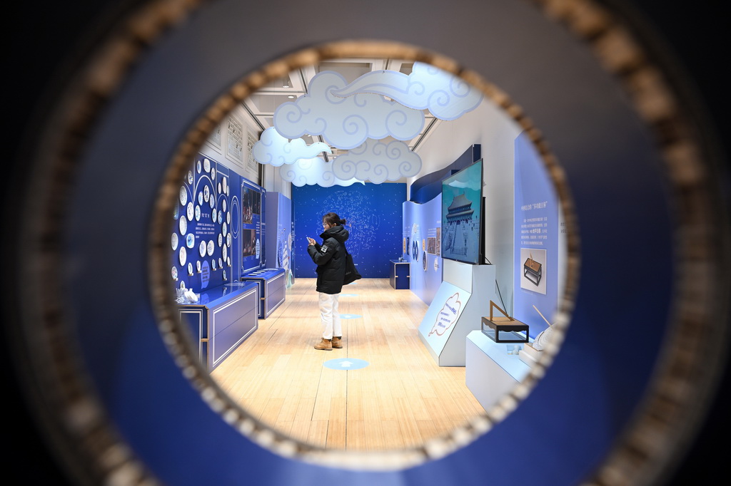 12月30日，观众参观“来！听色彩讲故事”故宫教育体验展。