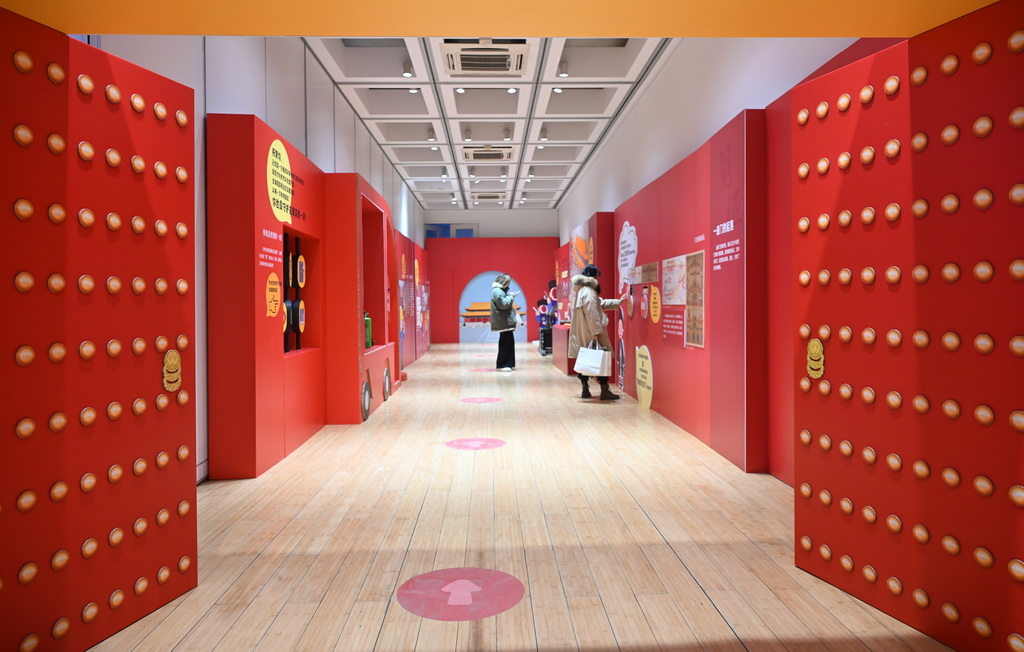 12月30日，观众参观“来！听色彩讲故事”故宫教育体验展。