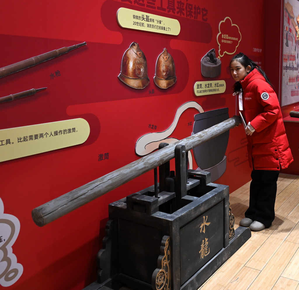 12月30日，观众参观“来！听色彩讲故事”故宫教育体验展。