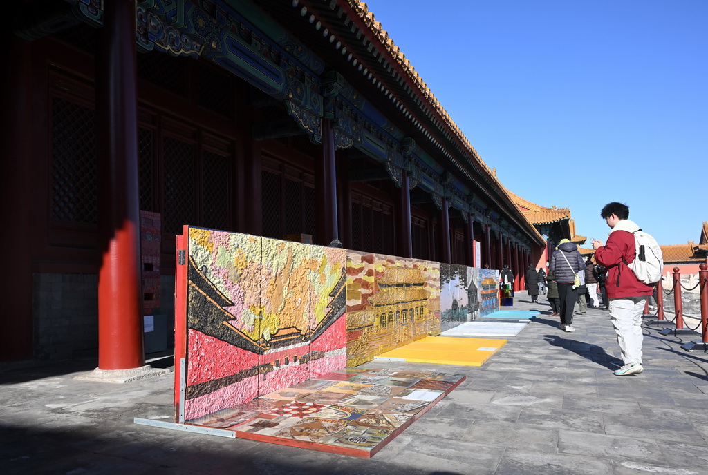 12月30日，观众参观“来！听色彩讲故事”故宫教育体验展。