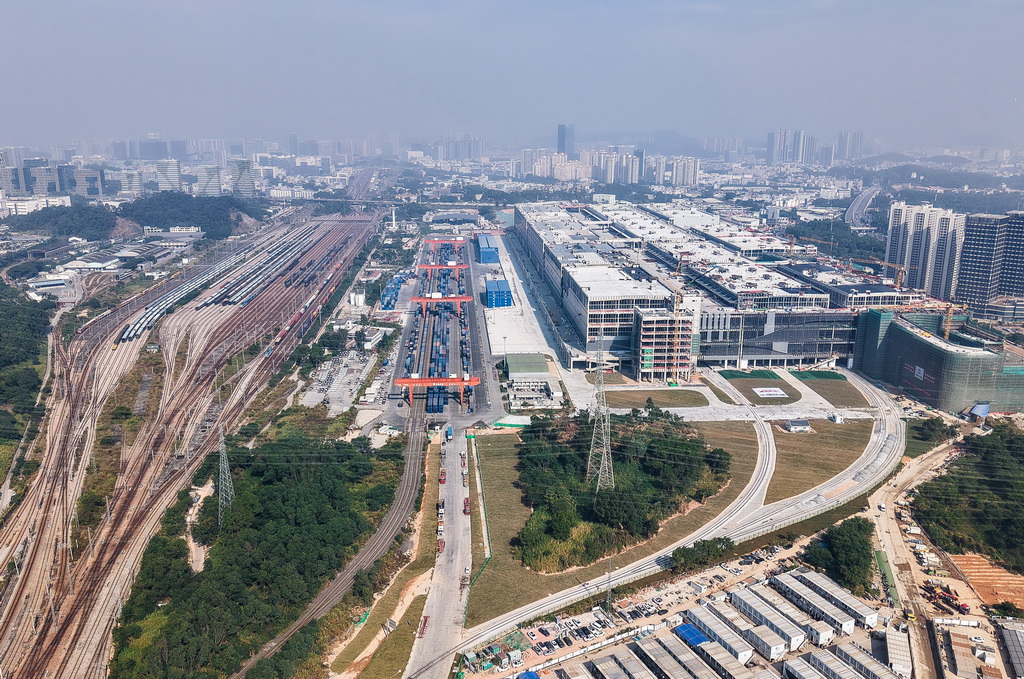 这是12月30日拍摄的深圳平湖南综合物流枢纽(无人机照片)。