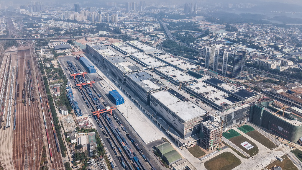 这是12月30日拍摄的深圳平湖南综合物流枢纽（无人机照片）。