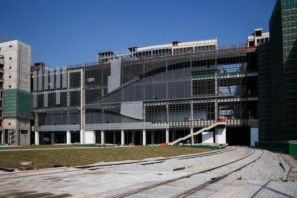 联通杭深铁路、广深铁路的路轨自南向北贯穿深圳平湖南综合物流枢纽(12月30日摄)。