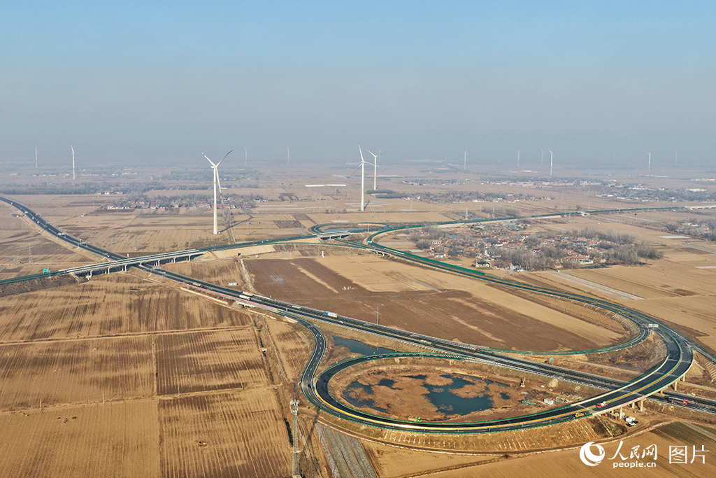 航拍位于菏泽市郓城县喉咽集镇的郓鄄高速项目喉咽集枢纽互通。