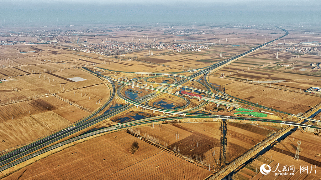 航拍位于菏泽市郓城县喉咽集镇的郓鄄高速项目喉咽集枢纽互通。