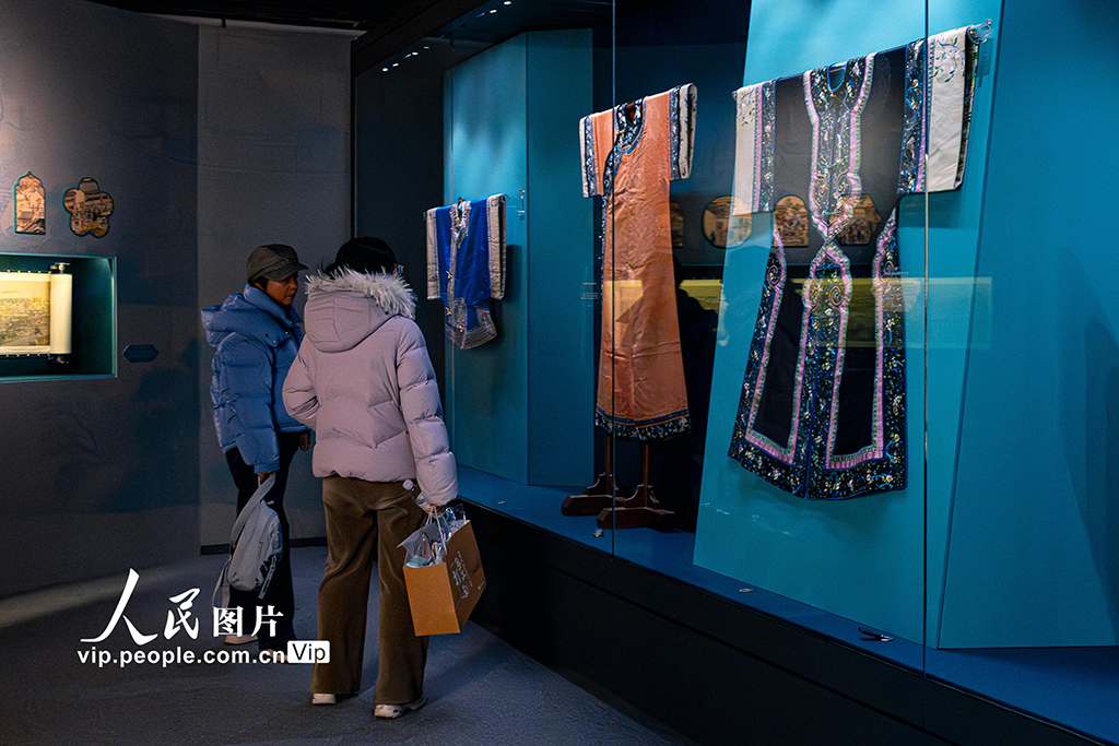 江苏苏州:“锦绣中华·霓裳同心——苏韵江南与丝路哈密服饰文化展”正式开展【2】