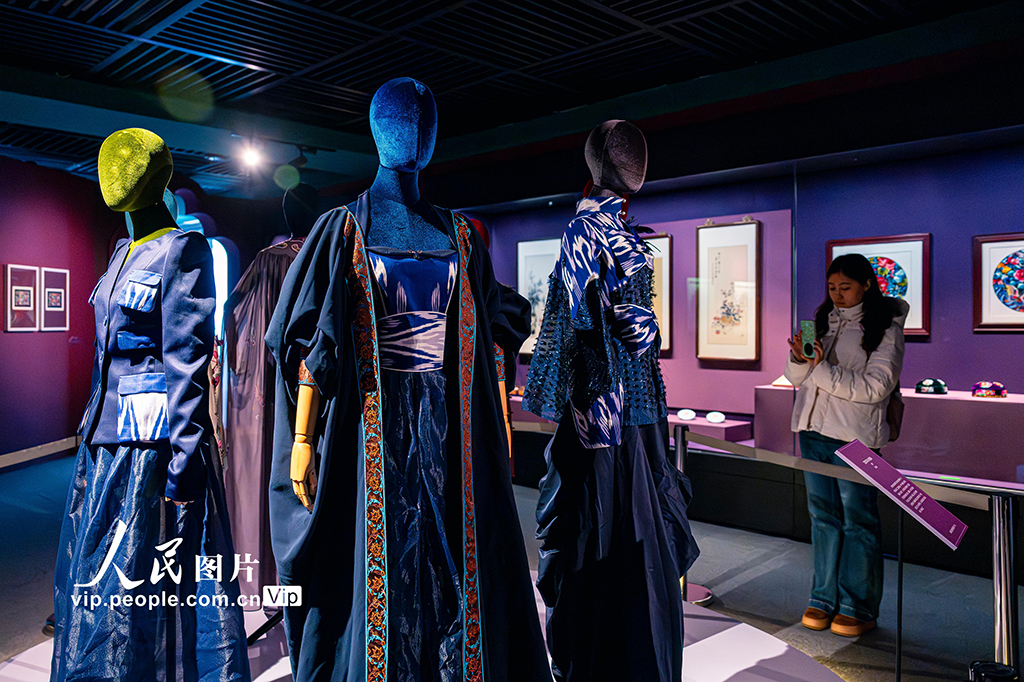 江苏苏州:“锦绣中华·霓裳同心——苏韵江南与丝路哈密服饰文化展”正式开展【4】