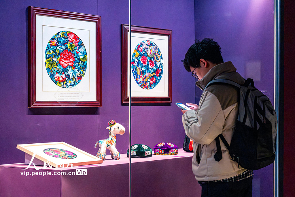 江苏苏州:“锦绣中华·霓裳同心——苏韵江南与丝路哈密服饰文化展”正式开展【5】