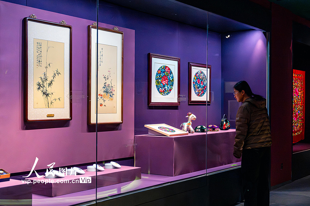 江苏苏州:“锦绣中华·霓裳同心——苏韵江南与丝路哈密服饰文化展”正式开展【8】