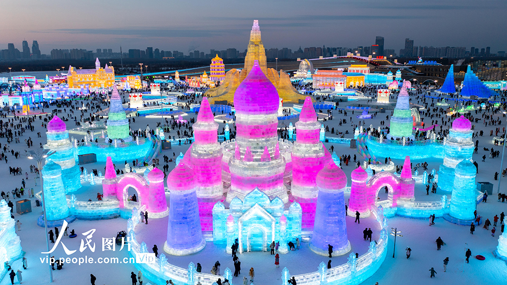 黑龙江哈尔滨：冰雪大世界游人如织【4】