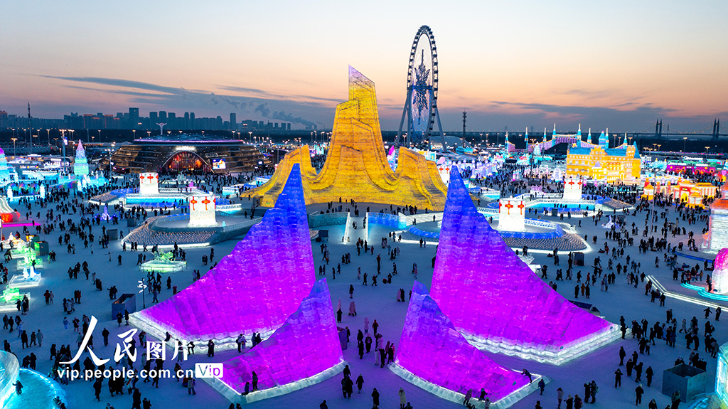 黑龙江哈尔滨：冰雪大世界游人如织【5】