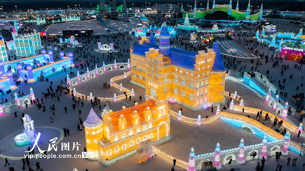 黑龙江哈尔滨：冰雪大世界游人如织【6】