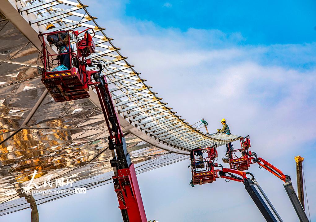 2024年6月30日,副中心枢纽“京帆”屋盖空中安装施工现场。