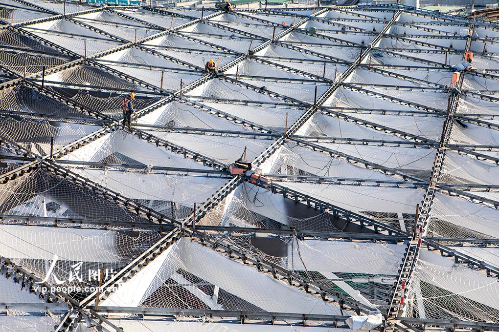 2024年11月4日,副中心枢纽主站房区屋盖装修施工。