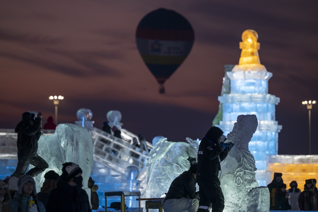 1月3日，参赛选手在哈尔滨冰雪大世界园区内进行冰雕创作。