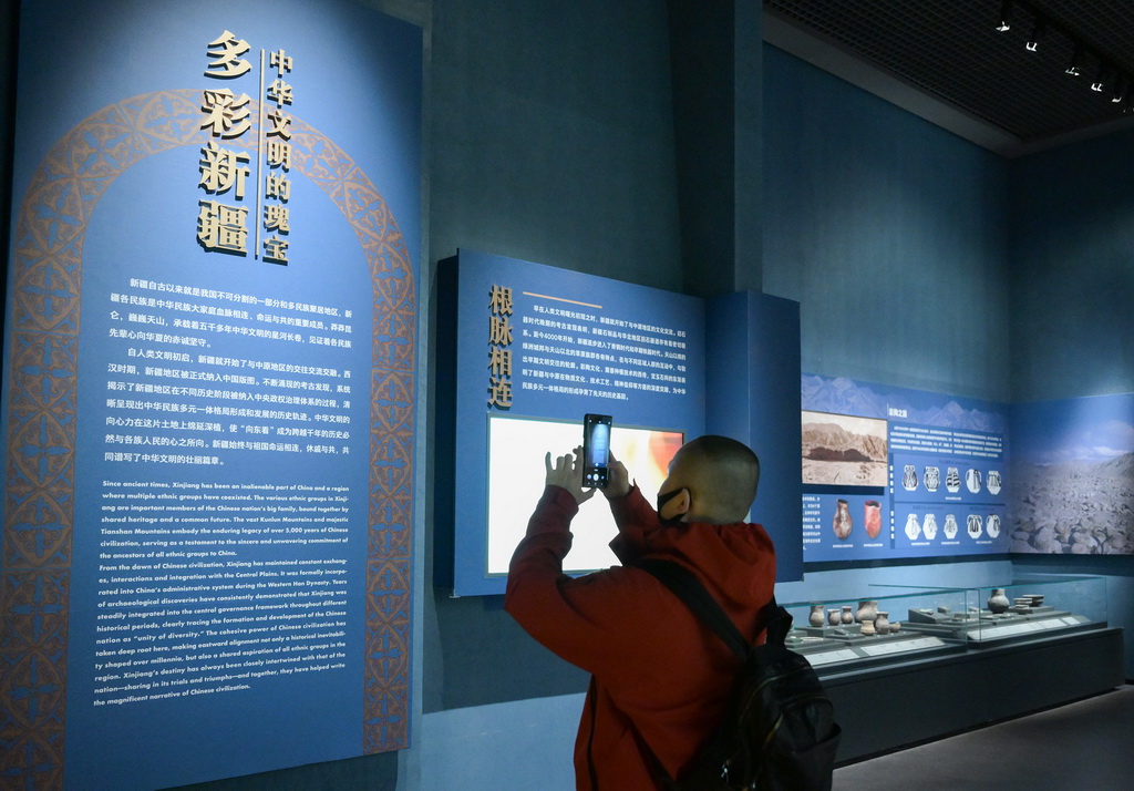 1月3日,参观者在中国考古博物馆参观《多彩新疆——中华文明的瑰宝》展览。