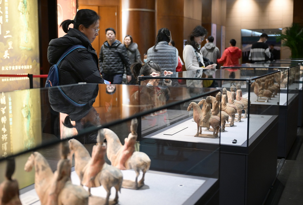 1月3日,观众在中国考古博物馆参观北朝湾漳壁画墓陶骑马俑展区。