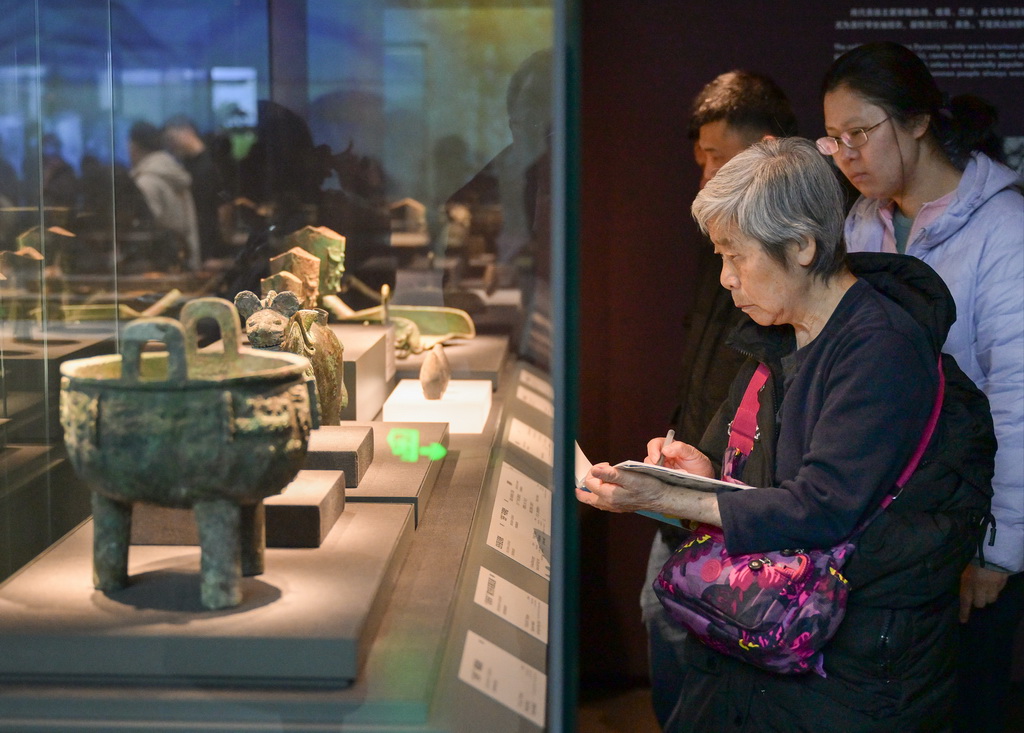 1月3日,参观者在中国考古博物馆展厅中对着展陈文物进行快速写生。