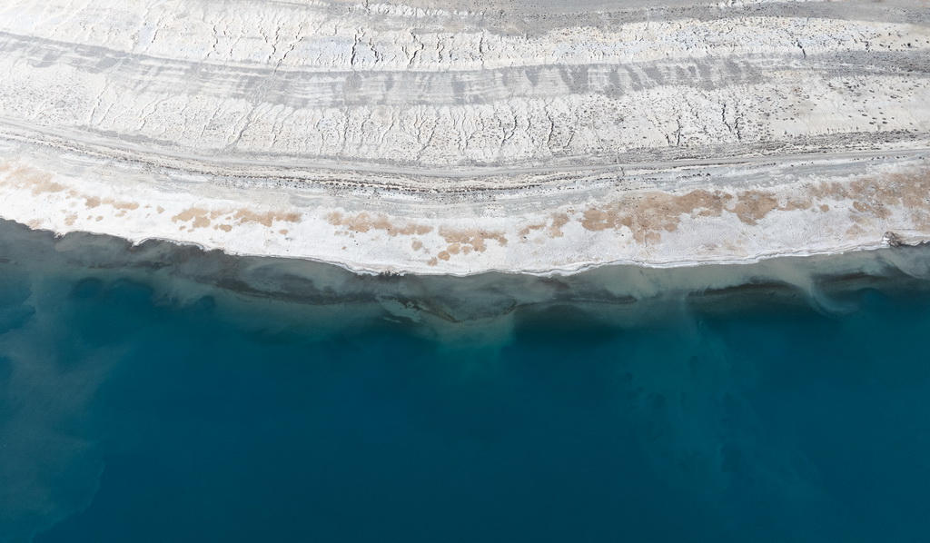 这是1月3日拍摄的佩枯错风光（无人机照片）。