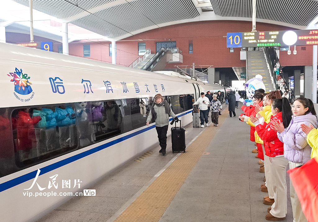 黑龙江：首列“哈尔滨冰雪大世界”主题高铁列车开行【2】
