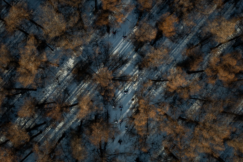 1月4日，参赛选手在比赛中（无人机照片）。