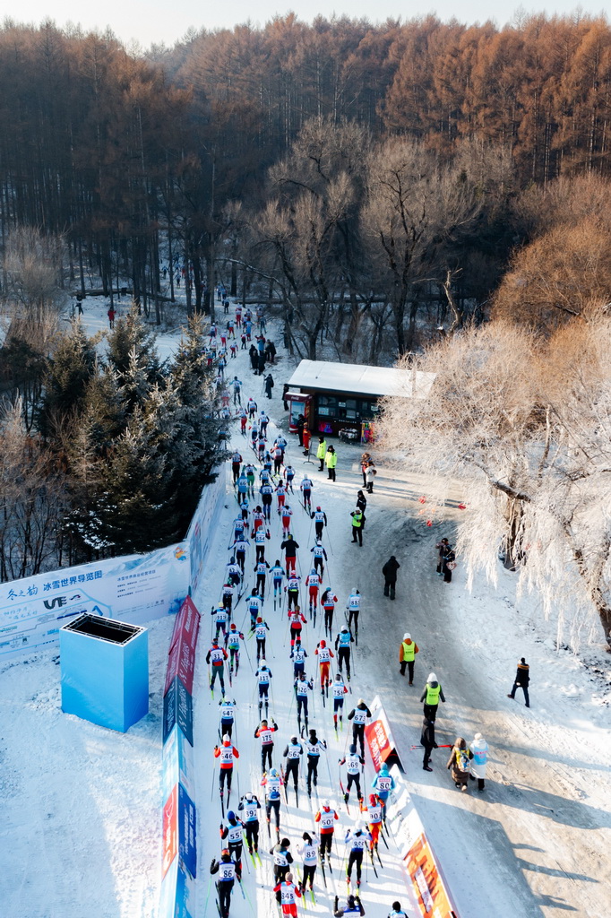 1月4日,参赛选手在比赛中(无人机照片)。