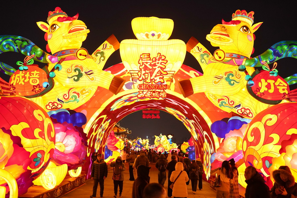 1月4日，游人在西安城墙上观赏“长安灯会”的巨型花灯。