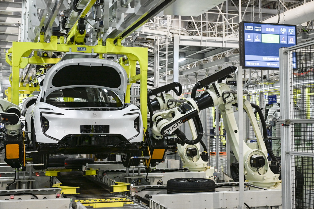 2025年3月6日在位于重庆的长安汽车数智工厂总装车间拍摄的自动化生产作业现场。新华社记者 王全超 摄