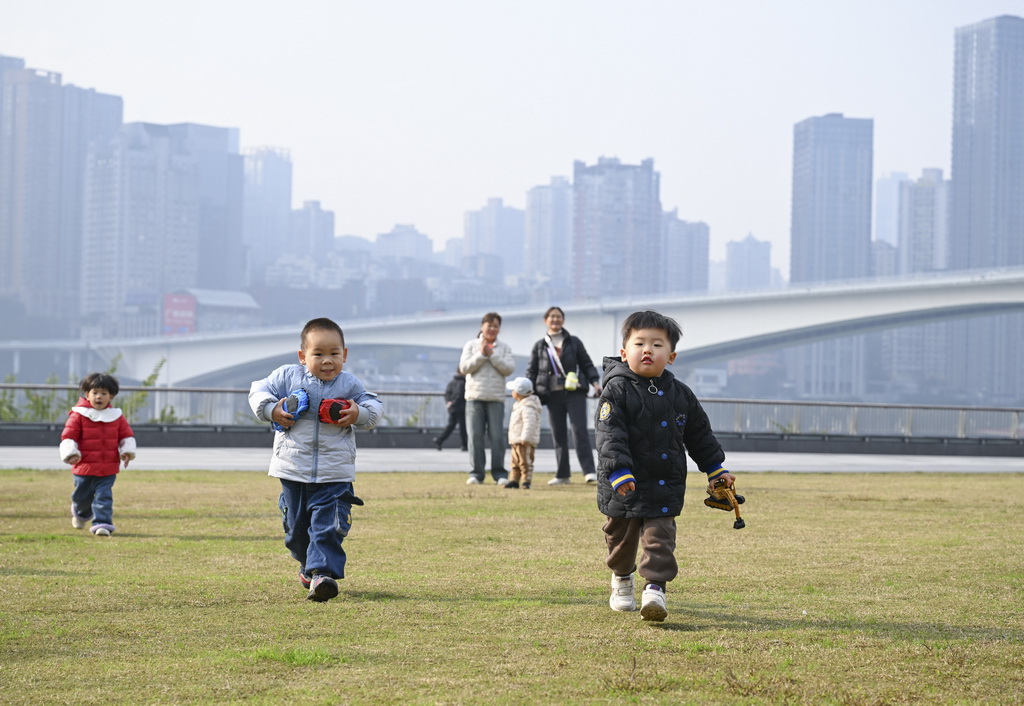 2026年1月5日，小朋友在重庆两江新区江北嘴江滩公园玩耍。新华社记者 王全超 摄